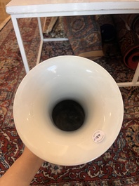 Cinq vases en porcelaine de Chine bleu, blanc et famille rose, 19&egrave;me/20&egrave;me si&egrave;cle