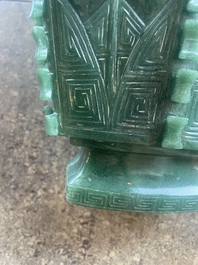 Vase couvert de style archa&iuml;que en pierre dure, Chine, 20&egrave;me si&egrave;cle