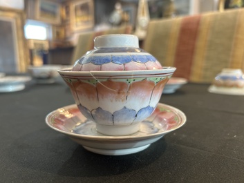 Deux paires de bols couverts sur pied en porcelaine de Chine famille rose &agrave; d&eacute;cor floral et d'oiseaux parmi des branches fleuries, 19&egrave;me si&egrave;cle