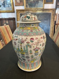 Vase couvert &agrave; d&eacute;cor d'antiquit&eacute;s, un pot couvert et un bol &agrave; d&eacute;cor d'immortels en porcelaine de Chine famille rose, 19&egrave;me si&egrave;cle