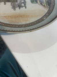 Paire d'assiettes en porcelaine de Chine famille rose &agrave; d&eacute;cor de lettr&eacute; et son serviteur dans un int&eacute;rieur, Qianlong/Jiaqing