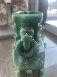 Vase couvert de style archa&iuml;que en pierre dure, Chine, 20&egrave;me si&egrave;cle