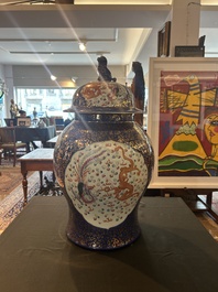 Een paar grote Chinese famille rose vazen met draken en feniksen op blauwe fondkleur, Kangxi merk, 19de eeuw