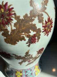 Paire de vases en porcelaine de Chine famille rose &agrave; d&eacute;cor floral, 19&egrave;me si&egrave;cle