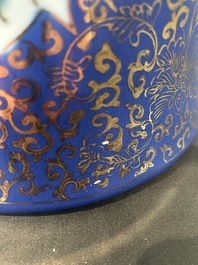 Een paar grote Chinese famille rose vazen met draken en feniksen op blauwe fondkleur, Kangxi merk, 19de eeuw