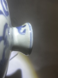 Vase de type meiping en porcelaine de Chine bleu et blanc &agrave; d&eacute;cor de ph&eacute;nix parmi des rinceaux de lotus, Ming
