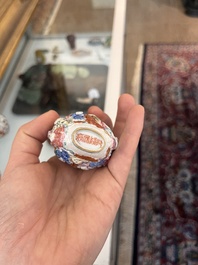 Trois tabati&egrave;res en porcelaine de Chine famille rose &agrave; d&eacute;cor en relief de figures, de dragon et de ph&eacute;nix, 19&egrave;me si&egrave;cle