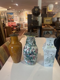 Trois vases en porcelaine de Chine famille rose, qianjiang cai et monochrome transform&eacute;s en lampes, 19&egrave;me/20&egrave;me si&egrave;cle