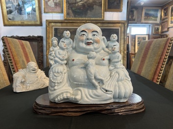 Quatre sculptures de Bouddha et de Guanyin en porcelaine blanc de Chine et famille rose, 19&egrave;me/20&egrave;me si&egrave;cle