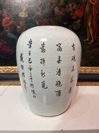 Trois vases en porcelaine de Chine bleu et blanc et un pot qianjiang cai &agrave; d&eacute;cor d'antiquit&eacute;s, 19&egrave;me/20&egrave;me si&egrave;cle