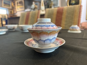 Deux paires de bols couverts sur pied en porcelaine de Chine famille rose &agrave; d&eacute;cor floral et d'oiseaux parmi des branches fleuries, 19&egrave;me si&egrave;cle