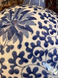 Cinq vases en porcelaine de Chine bleu, blanc et famille rose, 19&egrave;me/20&egrave;me si&egrave;cle