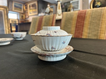 Deux paires de bols couverts sur pied en porcelaine de Chine famille rose &agrave; d&eacute;cor floral et d'oiseaux parmi des branches fleuries, 19&egrave;me si&egrave;cle