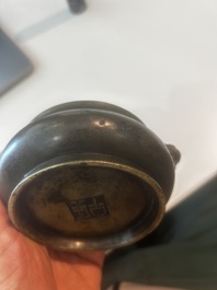 Br&ucirc;le-parfum en bronze, Chine, marque &agrave; deux caract&egrave;res, 18&egrave;me/19&egrave;me si&egrave;cle