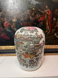 Trois vases en porcelaine de Chine bleu et blanc et un pot qianjiang cai &agrave; d&eacute;cor d'antiquit&eacute;s, 19&egrave;me/20&egrave;me si&egrave;cle