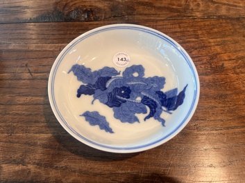 Paire de soucoupes en porcelaine de Chine bleu et blanc &agrave; d&eacute;cor de vers &agrave; soie, marque de Jingdezhen, 20&egrave;me si&egrave;cle