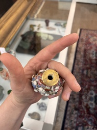 Trois tabati&egrave;res en porcelaine de Chine famille rose &agrave; d&eacute;cor en relief de figures, de dragon et de ph&eacute;nix, 19&egrave;me si&egrave;cle