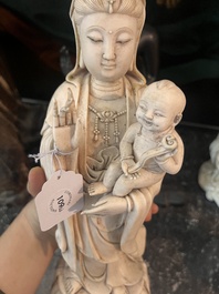 Deux groupes de Guanyin avec un enfant et un Luohan en blanc de Chine, 20&egrave;me si&egrave;cle