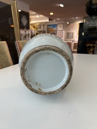 Vase de forme carr&eacute;e en porcelaine de Chine famille rose &agrave; d&eacute;cor de ph&eacute;nix et de fruits 'sanduo', 19&egrave;me si&egrave;cle