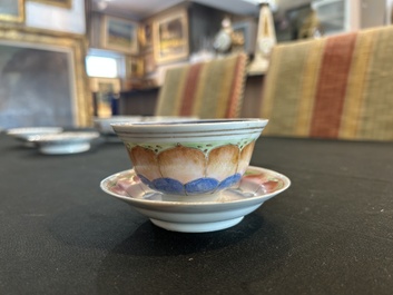 Deux paires de bols couverts sur pied en porcelaine de Chine famille rose &agrave; d&eacute;cor floral et d'oiseaux parmi des branches fleuries, 19&egrave;me si&egrave;cle