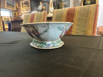 Vase couvert &agrave; d&eacute;cor d'antiquit&eacute;s, un pot couvert et un bol &agrave; d&eacute;cor d'immortels en porcelaine de Chine famille rose, 19&egrave;me si&egrave;cle