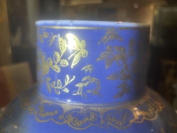 Paire de vases en porcelaine de Chine famille verte sur fond bleu poudr&eacute; &agrave; d&eacute;cor de sc&egrave;nes de palais, 19&egrave;me si&egrave;cle