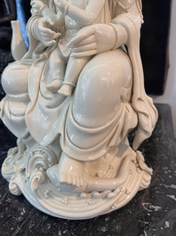Deux groupes de Guanyin avec un enfant et un Luohan en blanc de Chine, 20&egrave;me si&egrave;cle