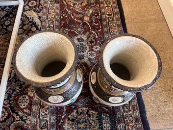 Cinq vases en porcelaine de Chine bleu, blanc et famille rose, 19&egrave;me/20&egrave;me si&egrave;cle