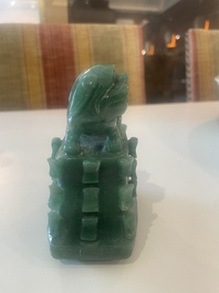 Vase couvert de style archa&iuml;que en pierre dure, Chine, 20&egrave;me si&egrave;cle