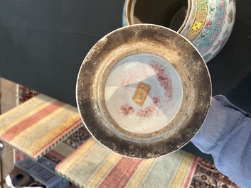 Vase couvert &agrave; d&eacute;cor d'antiquit&eacute;s, un pot couvert et un bol &agrave; d&eacute;cor d'immortels en porcelaine de Chine famille rose, 19&egrave;me si&egrave;cle
