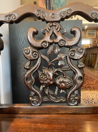 Chaise en bois dur sculpt&eacute; et ajour&eacute;, Chine, 20&egrave;me si&egrave;cle