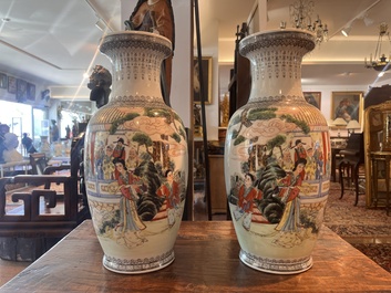 Paire de vases en porcelaine de Chine famille rose &agrave; d&eacute;cor d'immortels, marque de Qianlong, 20&egrave;me si&egrave;cle