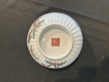 Deux paires de bols couverts sur pied en porcelaine de Chine famille rose &agrave; d&eacute;cor floral et d'oiseaux parmi des branches fleuries, 19&egrave;me si&egrave;cle