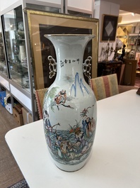 Vase de forme carr&eacute;e en porcelaine de Chine famille rose &agrave; d&eacute;cor de ph&eacute;nix et de fruits 'sanduo', 19&egrave;me si&egrave;cle