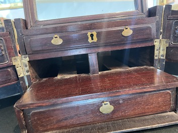 Coffre de toilette en bois aux montures en laiton dor&eacute;, Chine, 19&egrave;me si&egrave;cle