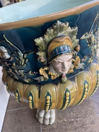 Jardini&egrave;re sur pi&eacute;tement tripode &agrave; d&eacute;cor de mascarons et de griffons en majolique dans le style de Minton, 19&egrave;me/20&egrave;me si&egrave;cle