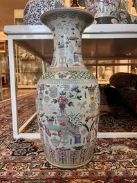 Cinq vases en porcelaine de Chine bleu, blanc et famille rose, 19&egrave;me/20&egrave;me si&egrave;cle