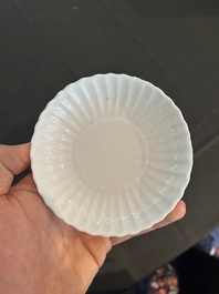 Deux paires de bols couverts sur pied en porcelaine de Chine famille rose &agrave; d&eacute;cor floral et d'oiseaux parmi des branches fleuries, 19&egrave;me si&egrave;cle