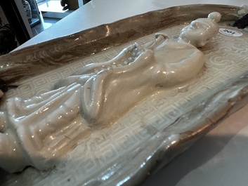 Plaque d'autel &agrave; d&eacute;cor d'immortel en blanc de Chine du Fujian, fin de la dynastie Ming