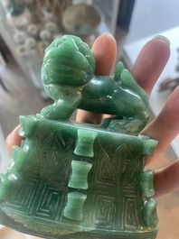 Vase couvert de style archa&iuml;que en pierre dure, Chine, 20&egrave;me si&egrave;cle
