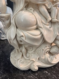 Deux groupes de Guanyin avec un enfant et un Luohan en blanc de Chine, 20&egrave;me si&egrave;cle
