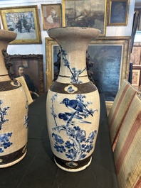 Paire de vases en porcelaine de Chine bleu et blanc dite 'de Nankin' &agrave; d&eacute;cor de lions bouddhistes et d'oiseaux parmi des branches fleuries, 19&egrave;me s.