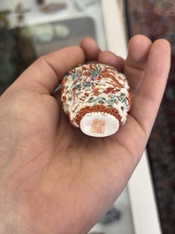 Trois tabati&egrave;res en porcelaine de Chine famille rose &agrave; d&eacute;cor en relief de figures, de dragon et de ph&eacute;nix, 19&egrave;me si&egrave;cle