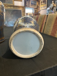 Paire de vases en porcelaine de Chine famille verte sur fond bleu poudr&eacute; &agrave; d&eacute;cor de sc&egrave;nes de palais, 19&egrave;me si&egrave;cle