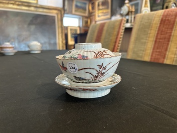 Deux paires de bols couverts sur pied en porcelaine de Chine famille rose &agrave; d&eacute;cor floral et d'oiseaux parmi des branches fleuries, 19&egrave;me si&egrave;cle