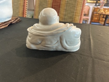 Quatre sculptures de Bouddha et de Guanyin en porcelaine blanc de Chine et famille rose, 19&egrave;me/20&egrave;me si&egrave;cle