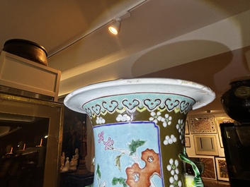 Vase en porcelaine de Chine famille rose sur fond brun capucin &agrave; d&eacute;cor de panneaux roses et turquoise &agrave; d&eacute;cor floral, 19&egrave;me si&egrave;cle