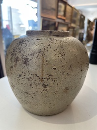 Een diverse collectie vroeg Chinees en Japans steengoed, Song en later