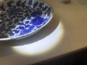 Plat en porcelaine de Chine bleu et blanc &agrave; d&eacute;cor 'sanduo', Kangxi