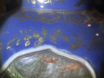 Paire de vases en porcelaine de Chine famille verte sur fond bleu poudr&eacute; &agrave; d&eacute;cor de sc&egrave;nes de palais, 19&egrave;me si&egrave;cle